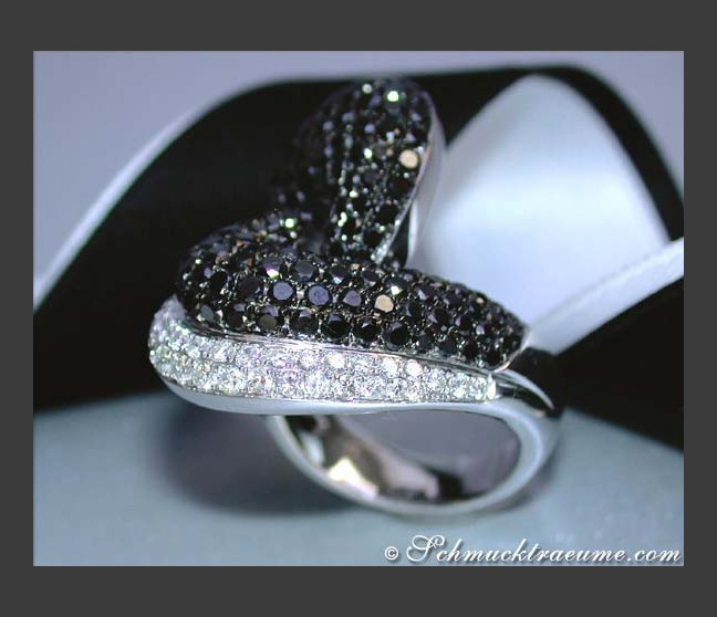 Ring mit schwarzen Diamanten