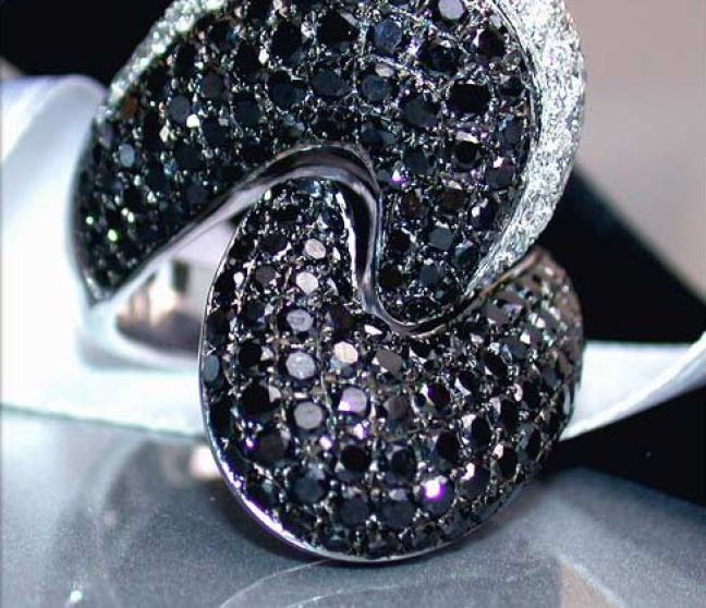 Ring mit schwarzen Diamanten