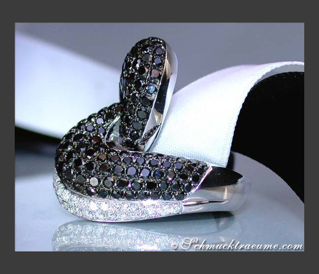 Ring mit schwarzen Diamanten
