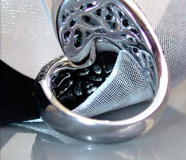 Ring mit schwarzen Diamanten