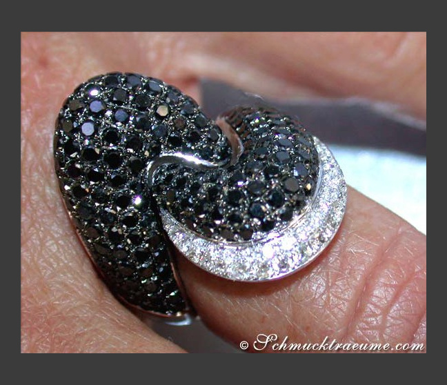 Ring mit schwarzen Diamanten