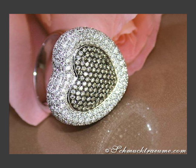 Herz Ring mit weißen & braunen Brillanten