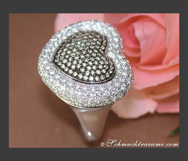 Herz Ring mit weißen & braunen Brillanten