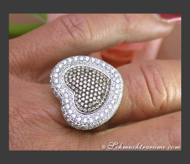 Herz Ring mit weißen & braunen Brillanten