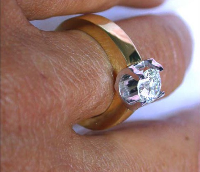 Diamant Ring am Finger