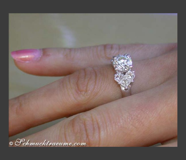 Diamant Ring am Finger, Einkaräter