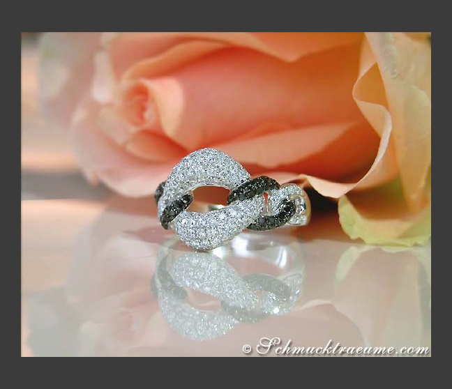 Ring mit schwarzen und weißen DIamanten