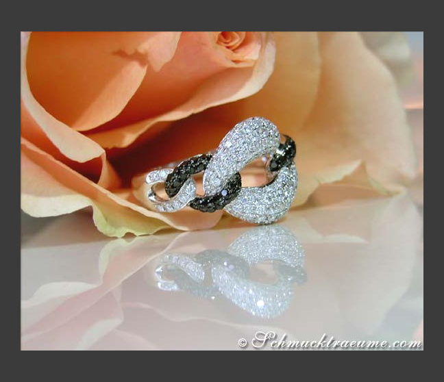 Ring mit schwarzen und weißen DIamanten