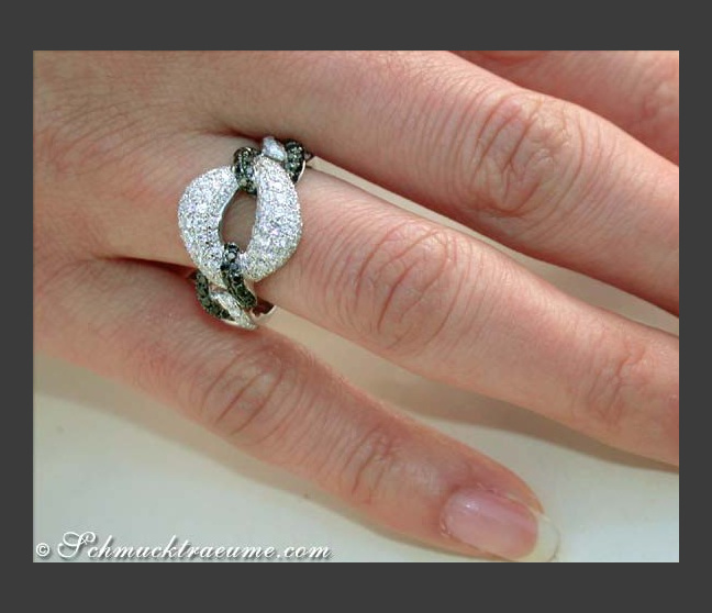 Ring mit schwarzen und weißen DIamanten