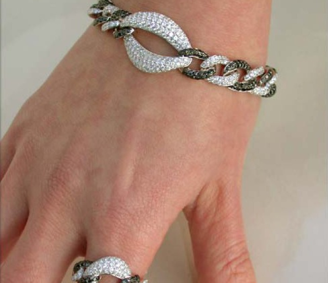 Ring mit schwarzen und weißen DIamanten