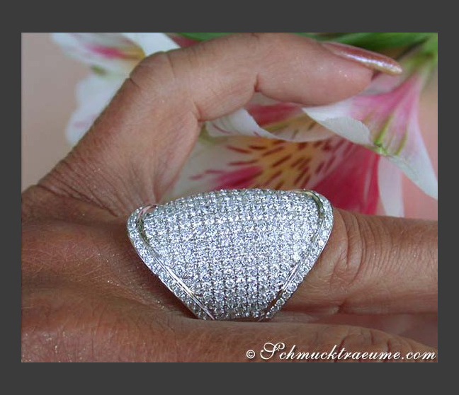 Diamant Ring am Finger