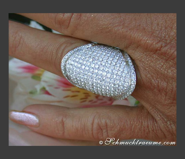 Diamant Ring am Finger