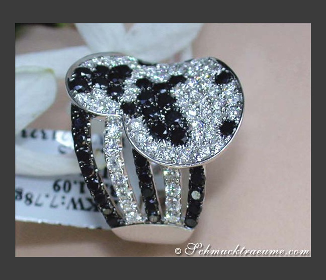 Ausgefallener schwarz weiß Diamanten Ring