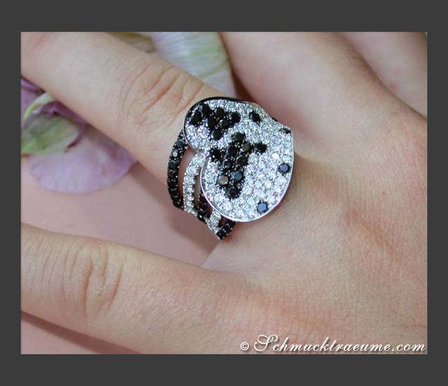 Ausgefallener schwarz weiß Diamanten Ring