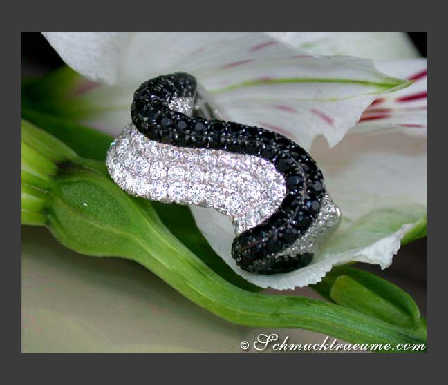 Ring mit schwarzen Diamanten