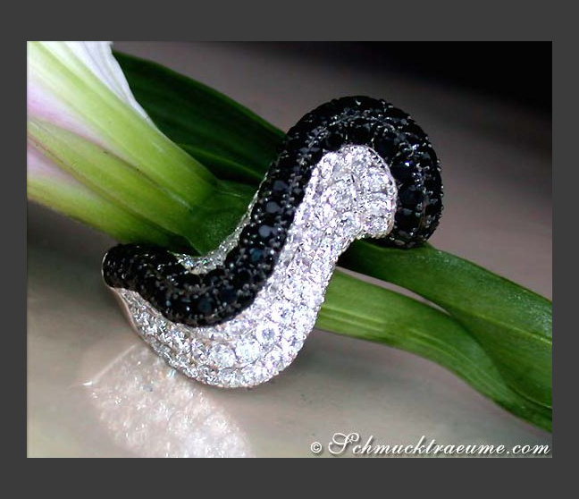 Ring mit schwarzen Diamanten