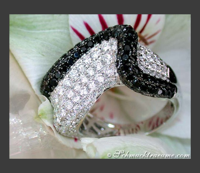 Ring mit schwarzen Diamanten