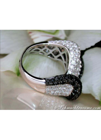 Ring mit schwarzen Diamanten