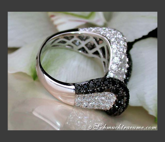 Ring mit schwarzen Diamanten