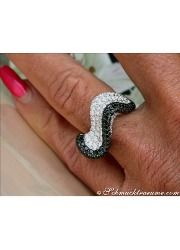 Ring mit schwarzen Diamanten