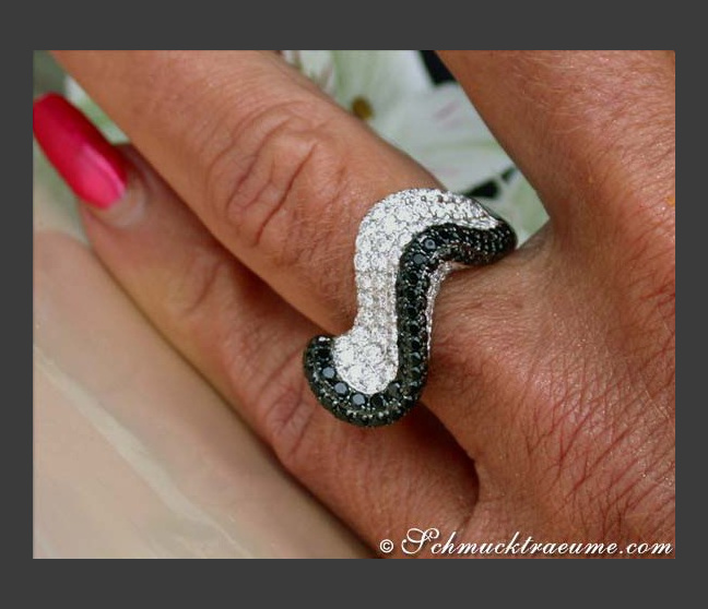 Ring mit schwarzen Diamanten