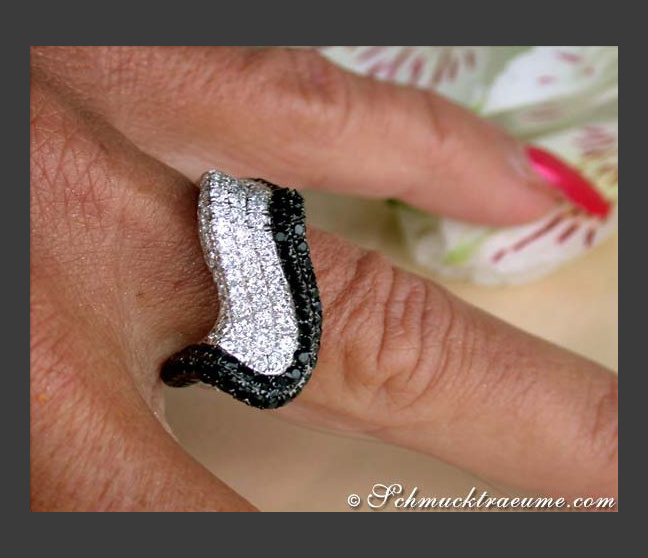 Ring mit schwarzen Diamanten