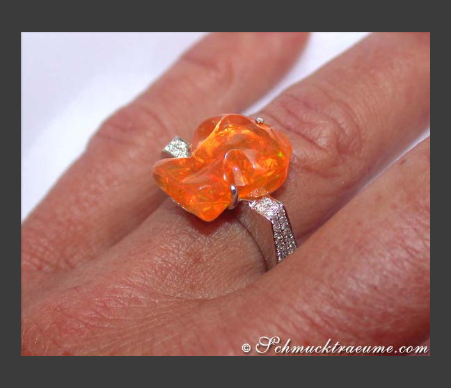Feueropal Ring mit Brillanten