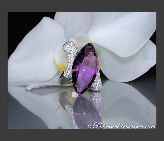 Stattlicher Amethyst Ring mit Brillanten in Weißgold
