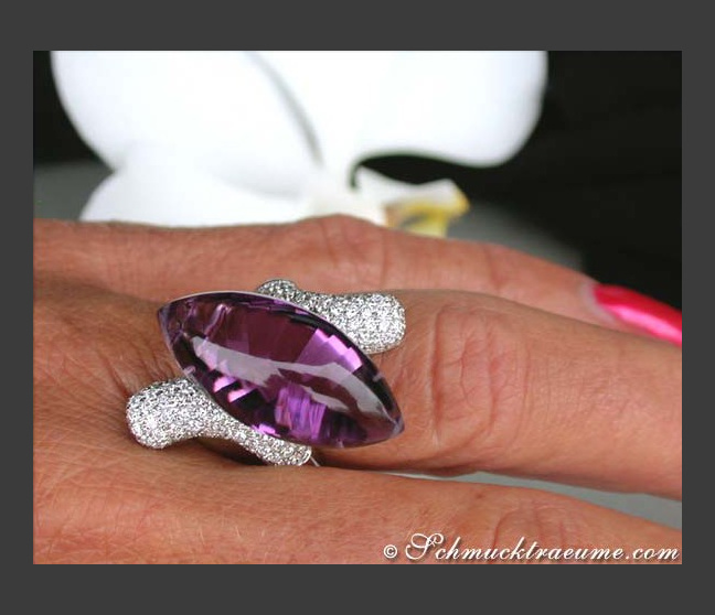 Stattlicher Amethyst Ring mit Brillanten in Weißgold