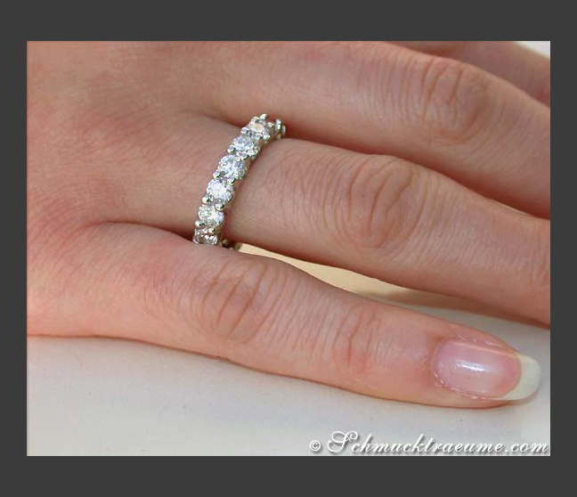 Diamant Ring am Finger