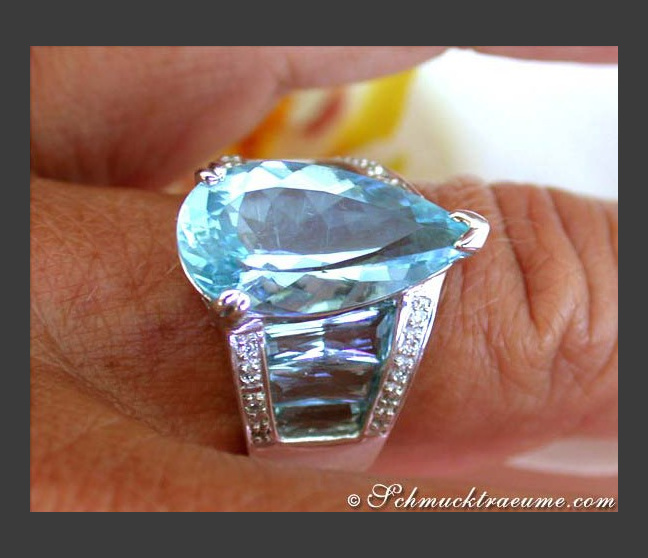 Aquamarin Ring mit Diamanten in Weißgold