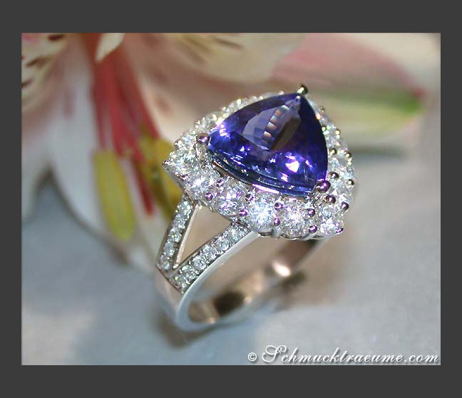 Tansanit Ring mit Brillanten