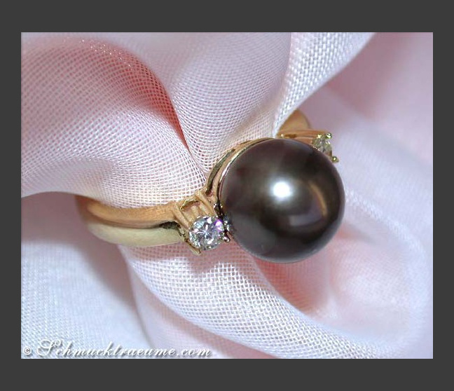 Tahitiperle Ring mit Brillanten seitlich in Gelbgold