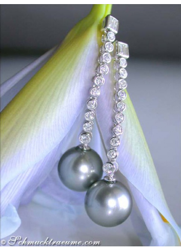 Glorious Dangling Earrings with Tahitian Pearls & Diamonds