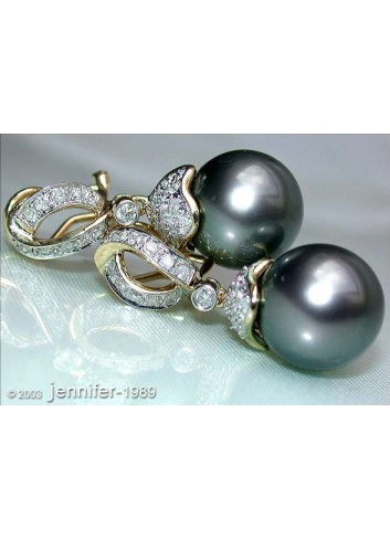 Elegant Tahitian Pearl Diamond Earrings in Yellow gold