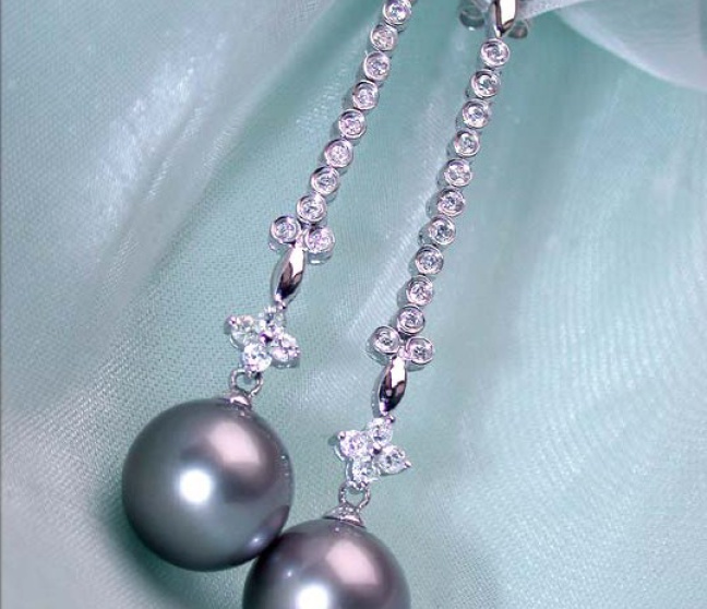 Extra lange Tahitiperlen Ohrringe mit Diamanten