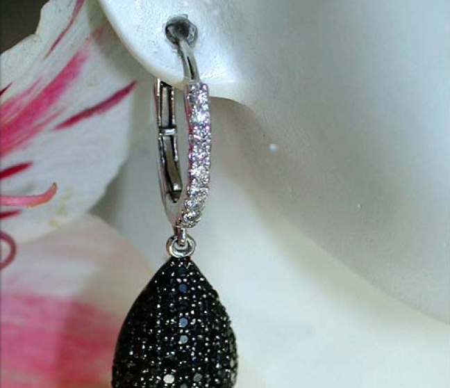Brillanten & schwarze Diamanten Ohrstecker