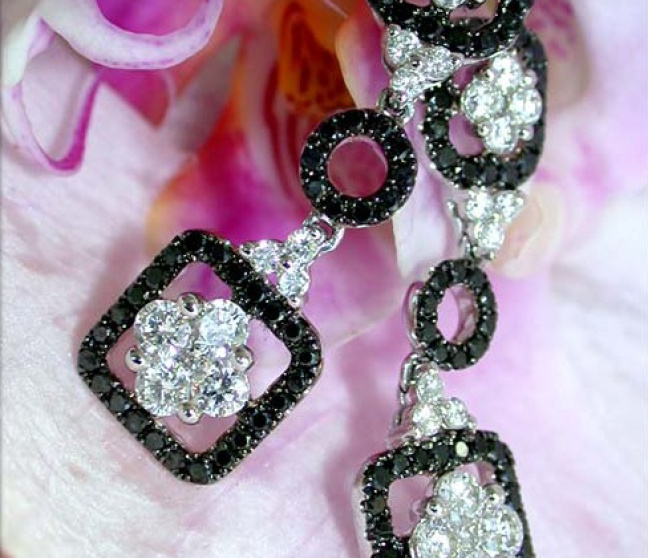 Ohrhänger mit schwarzen Diamanten