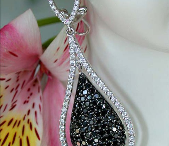Ohrringe mit schwarzen Diamanten