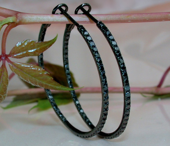 Creolen mit schwarzen Diamanten