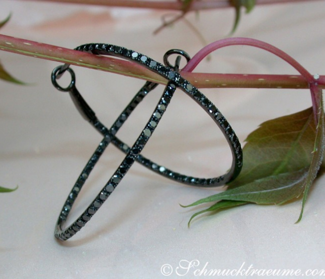 Creolen mit schwarzen Diamanten