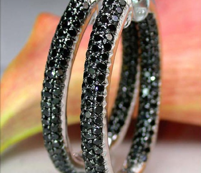 Ovale Creolen mit schwarzen Diamanten