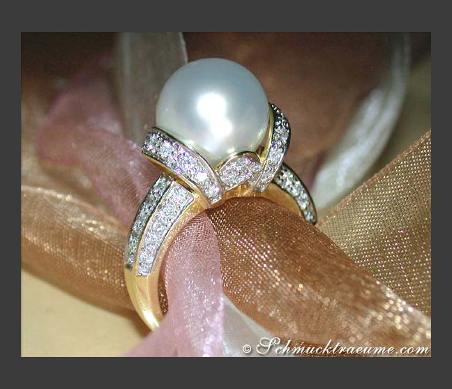 Südseeperle Brillanten Ring im Kragen Design