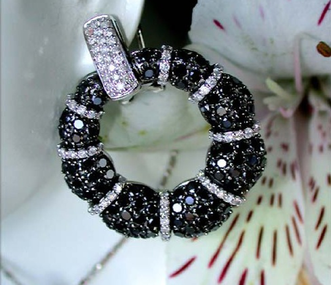 Ohrringe mit schwarzen Diamanten