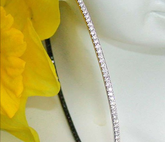 Creolen mit schwarzen Diamanten