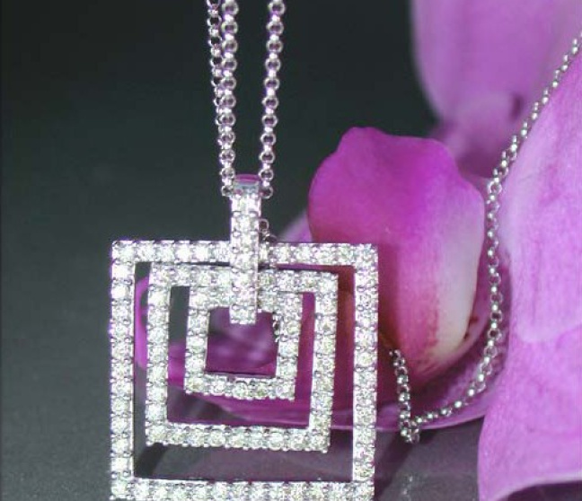 Quadratischer Diamanten Anhänger an Kette