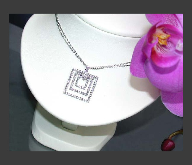 Quadratischer Diamanten Anhänger an Kette
