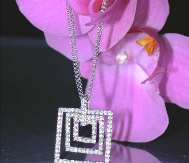 Quadratischer Diamanten Anhänger an Kette