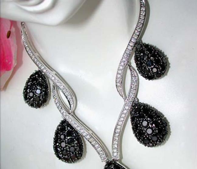 Brillanten Collier mit schwarzen Diamanten