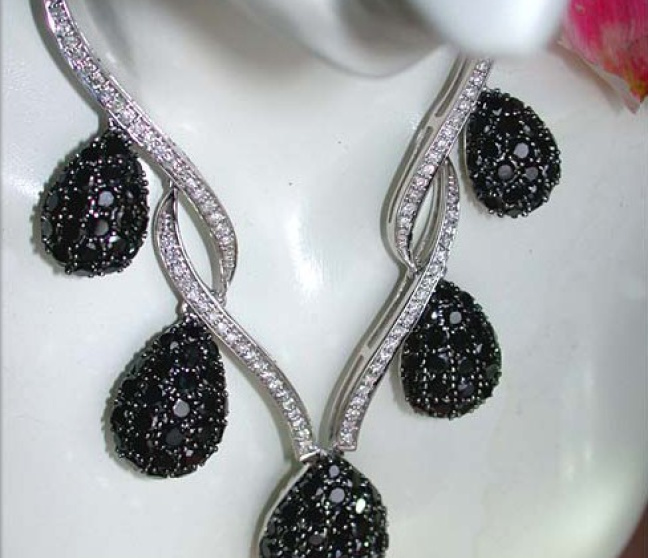 Brillanten Collier mit schwarzen Diamanten